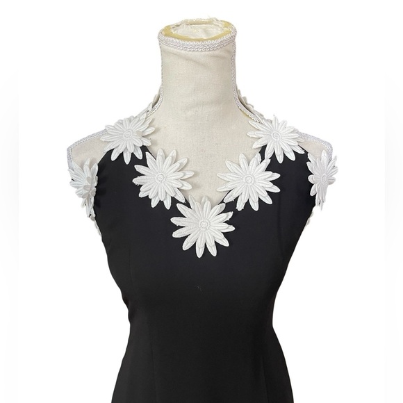 Naeem Khan NK32 Black Crepe Halter Gown with White Daisy Appliqué, Size 4 - Picture 6 of 16